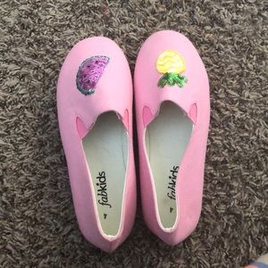I’m selling brand new shoes from Fabkids